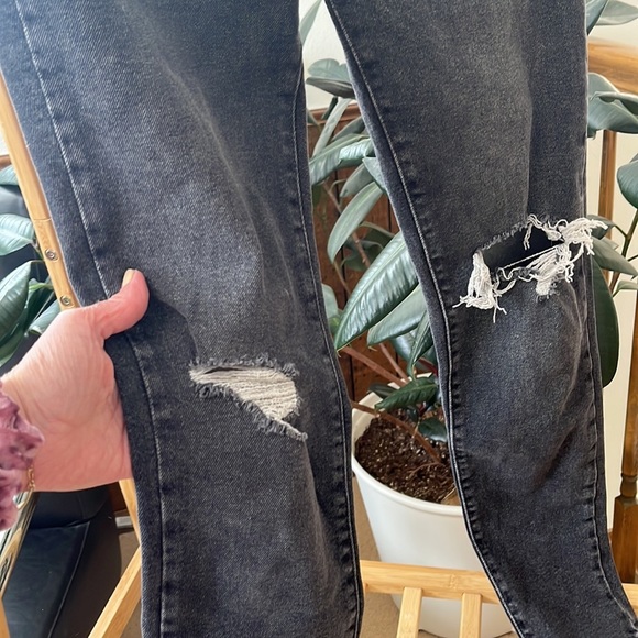 721 High Rise Skinny Levis. Distressed size 29 - Picture 3 of 8